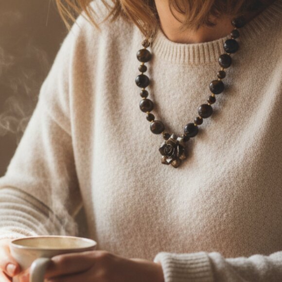 🖤 Patina Metal Flower Pendant & Black Gemstone Necklace - High Quality Piece - Picture 3 of 6